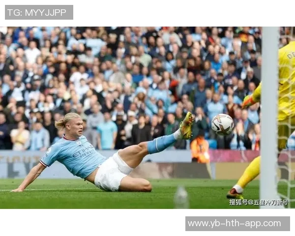 哈兰德铲射破门遭遇重创下身撞击立柱瞬间令人心疼